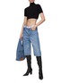 模特儿示范图 - 点击放大 - ALEXANDERWANG - LOGO 裤腰及膝牛仔短裤