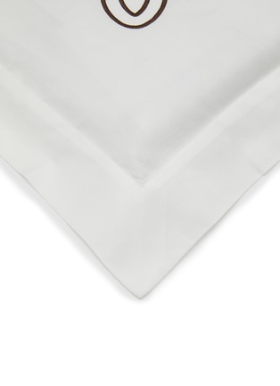 细节 –点击放大 - FRETTE - INTRECCIO 环扣刺绣纯棉枕套 — 奶白色及红棕色