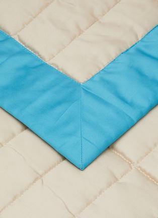 细节 –点击放大 - FRETTE - 特大双人床长方形绗缝床罩 — 米色及蓝色