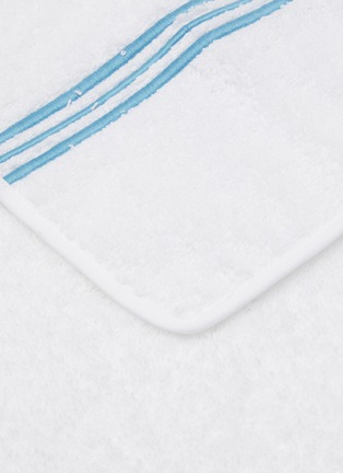 细节 –点击放大 - FRETTE - TRIPLO 纯棉毛巾 — 白色和蓝色