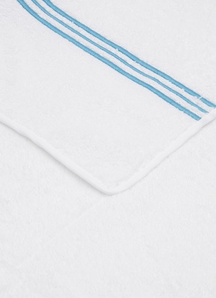 细节 –点击放大 - FRETTE - TRIPLO 纯棉浴巾 — 白色和蓝色