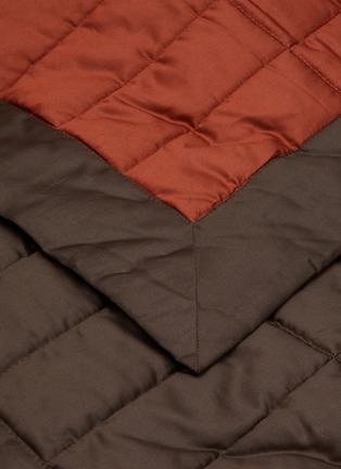细节 –点击放大 - FRETTE - 特大双人床长方形绗缝床罩 — 棕色和日落红色