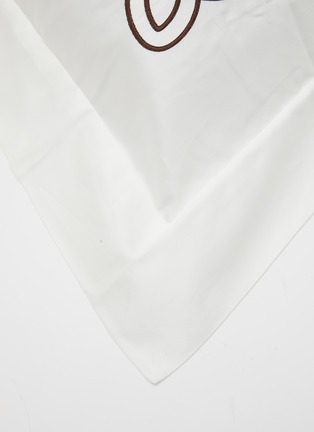 细节 –点击放大 - FRETTE - INTRECCIO 环扣刺绣纯棉枕套 — 奶白色及红棕色