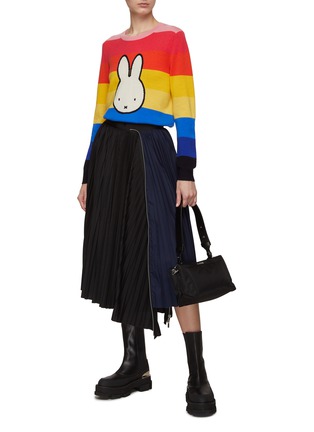模特儿示范图 - 点击放大 - CHINTI & PARKER - 米菲兔图案彩虹拼色羊毛混羊绒针织衫