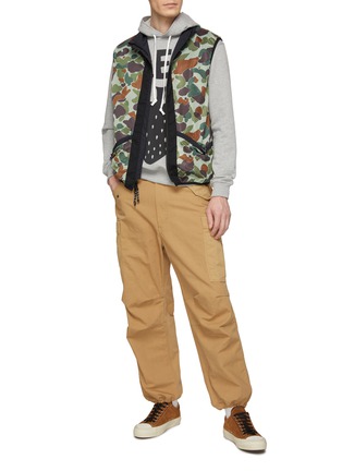 模特儿示范图 - 点击放大 - COMME DES GARÇONS SHIRT - 草莓印花套头连帽卫衣