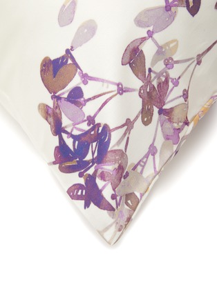 细节 –点击放大 - RIVOLTA CARMIGNANI - CRYSTAL SARTORIAL 花卉图案纯棉枕套两件装 — 米白色调