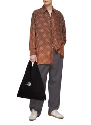 模特儿示范图 - 点击放大 - MAISON MARGIELA - 长款宽松印花真丝衬衫