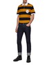 模特儿示范图 - 点击放大 - THOM BROWNE - 向日葵刺绣条纹 POLO 短袖