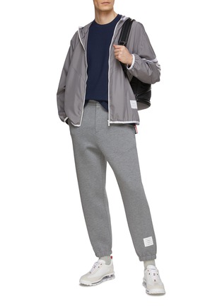 模特儿示范图 - 点击放大 - THOM BROWNE - 三色条纹饰边纯棉短袖 T 恤