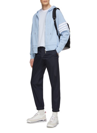 模特儿示范图 - 点击放大 - THOM BROWNE - 口袋饰拼色条纹纯棉 T 恤