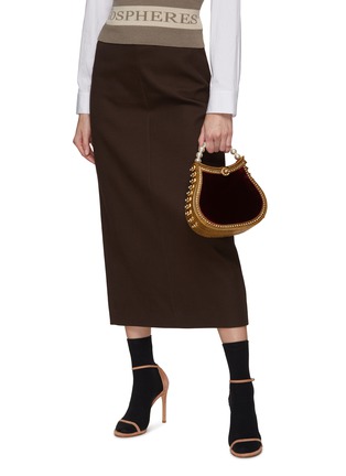模特儿示范图 - 点击放大 - MAE CASSIDY - NIMMI 珍珠手柄丝绒手提包