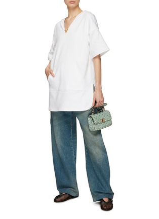 模特儿示范图 - 点击放大 - VALENTINO GARAVANI - VLogo Hardware Hooded Short Sleeve T-Shirt