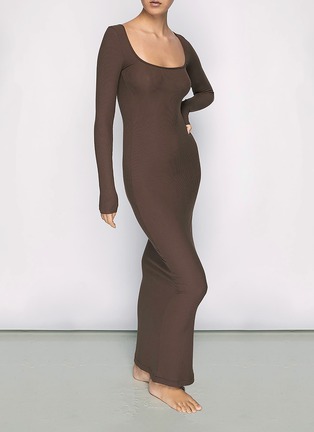 模特儿示范图 - 点击放大 - SKIMS - SOFT LOUNGE 罗纹长袖连衣裙
