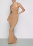 模特儿示范图 - 点击放大 - SKIMS - SOFT LOUNGE SHIMMER 吊带连衣裙