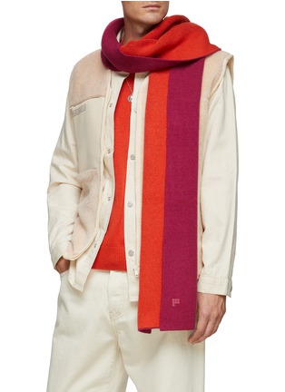 模特儿示范图 - 点击放大 - PANGAIA - 双色羊绒混再生羊绒针织围巾