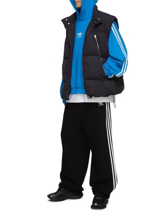 模特儿示范图 - 点击放大 - BALENCIAGA - X ADIDAS TREFOIL LOGO SIDE STRIPE TAILORED PANTS