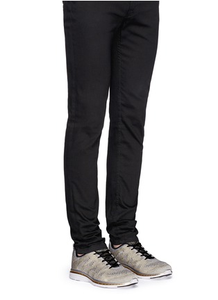 模特示范图 - 点击放大 - ATHLETIC PROPULSION LABS - TECHLOOM PRO闪亮编织网眼跑鞋