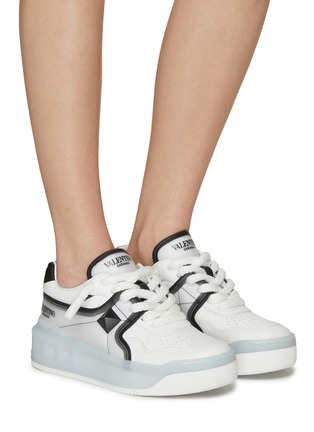 模特儿示范图 - 点击放大 - VALENTINO GARAVANI - ‘One Stud XL’ Leather PVC Low Top Lace Up Sneakers