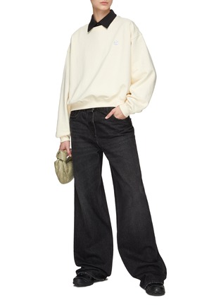 模特儿示范图 - 点击放大 - CLOVE - LOGO 短款卫衣