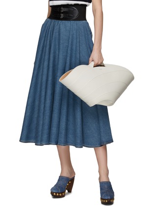 模特儿示范图 - 点击放大 - ALAÏA - KHAIMA 中号真皮托特包
