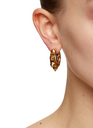 模特儿示范图 - 点击放大 - ALEXANDER MCQUEEN - Brass Skull Spike Punk Hoop Earrings
