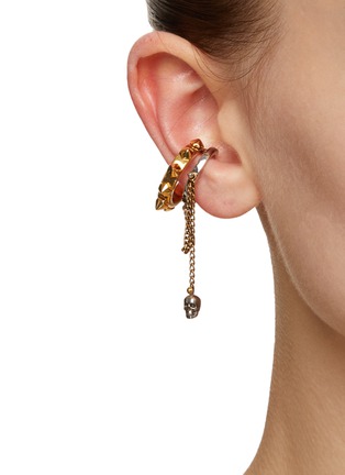 模特儿示范图 - 点击放大 - ALEXANDER MCQUEEN - Brass Skull Pendant Double Hoop Ear Cuff
