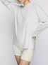模特儿示范图 - 点击放大 - SKIMS - BOYFRIEND 圆领长袖 T 恤