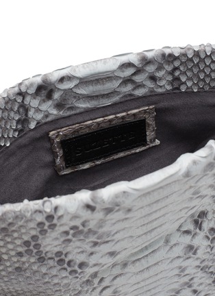 细节 - 点击放大 - SUZETTE - SMALL ‘LEON’ BROOCH PYTHON LEATHER CLUTCH