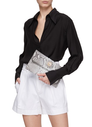 模特儿示范图 - 点击放大 - SUZETTE - SMALL ‘LEON’ BROOCH PYTHON LEATHER CLUTCH