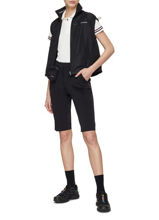 模特儿示范图 - 点击放大 - SOUTHCAPE - Drawstring Armhole High Neck Windbreaker Vest
