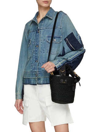 模特儿示范图 - 点击放大 - SACAI - HYBRID MARCHE MICRO 藤条编制手提包