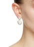 模特儿示范图 - 点击放大 - COMPLETEDWORKS - 珍珠缀饰 14K 镀金纯银耳环