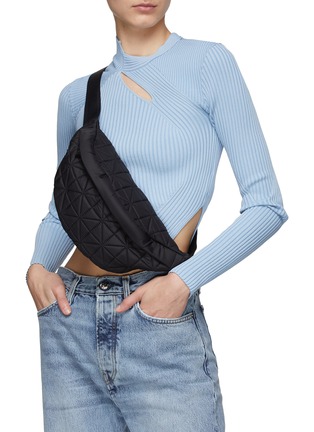 模特儿示范图 - 点击放大 - VEE COLLECTIVE - VEE TOTE MINI 斜挎包