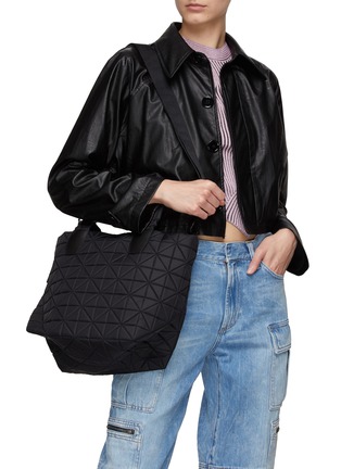 模特儿示范图 - 点击放大 - VEE COLLECTIVE - VEE TOTE SMALL 托特包