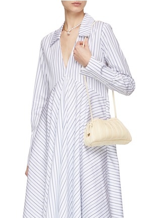 模特儿示范图 - 点击放大 - MANSUR GAVRIEL - ‘Mini Cloud’ Pleated Leather Clutch