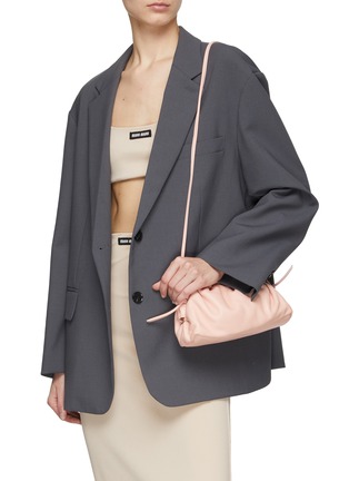 模特儿示范图 - 点击放大 - MANSUR GAVRIEL - ‘Mini Cloud’ Ruched Opening Leather Clutch