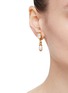 模特儿示范图 - 点击放大 - GOOSSENS - GRAINE DE GEMMES 晶石珍珠缀饰吊坠耳环