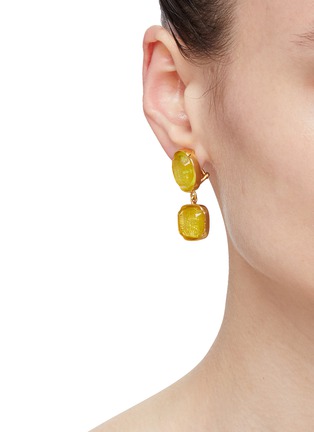 模特儿示范图 - 点击放大 - GOOSSENS - CABOCHONS 晶石点缀镀金黄铜耳夹