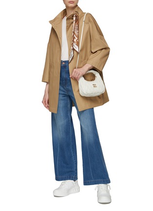 模特儿示范图 - 点击放大 - HERNO - 丝巾系带高领外套