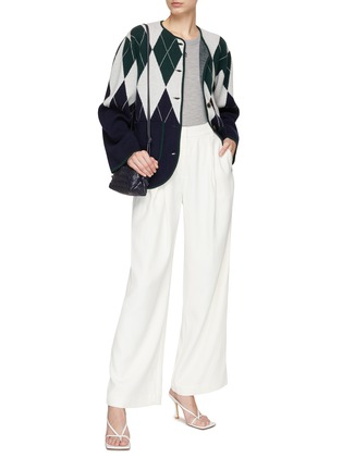 模特儿示范图 - 点击放大 - LISA YANG - KIM 菱格拼色羊绒针织开衫