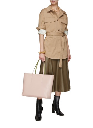 模特儿示范图 - 点击放大 - EQUIL - NEW YORK 中号真皮双面托特包