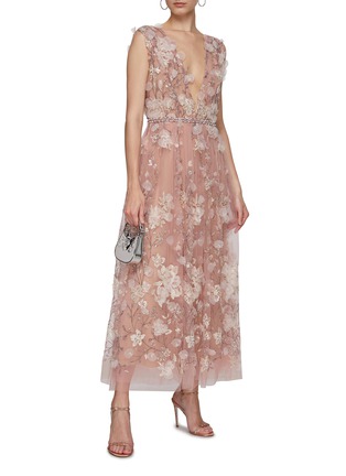 模特儿示范图 - 点击放大 - MARCHESA COUTURE - 立体花卉 V 领连衣裙