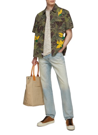 模特儿示范图 - 点击放大 - SCOTCH & SODA - 花卉刺绣印花有机棉短袖衬衫
