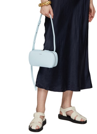 模特儿示范图 - 点击放大 - JIL SANDER - TRADITION 牛皮单肩包