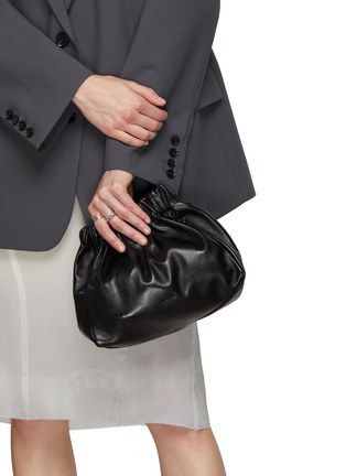 模特儿示范图 - 点击放大 - JIL SANDER - 牛皮褶皱斜挎包