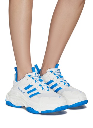 模特儿示范图 - 点击放大 - BALENCIAGA - x ADIDAS 系带低帮运动鞋