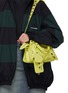 模特儿示范图 - 点击放大 - BALENCIAGA - NEO CAGOLE XS 铆钉褶皱真皮手提包