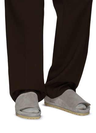 模特儿示范图 - 点击放大 - BIRKENSTOCK - THE LOS FELIZ 麂皮拖鞋