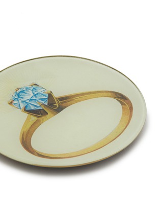 细节 –点击放大 - John Derian Company Inc. - Decoupage Diamond Ring Round Plate