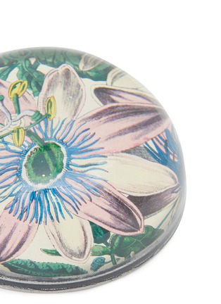 细节 –点击放大 - John Derian Company Inc. - Dome Paperweight — Passion Flower 1858